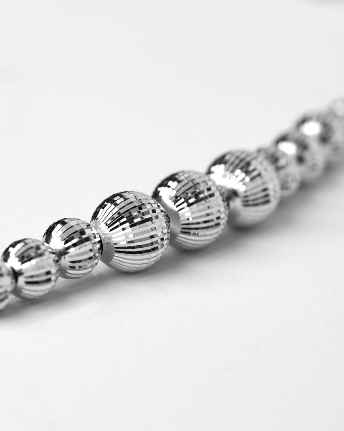 Dettaglio sfocato bracciale Crystal Gala in argento rodiato