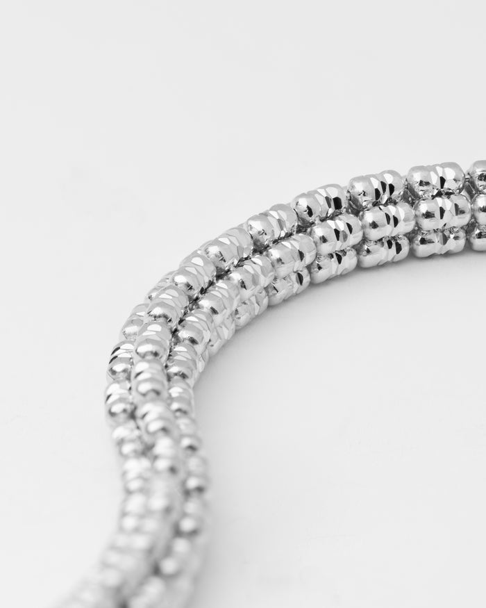 Dettaglio bracciale Infinity Round in argento rodiato