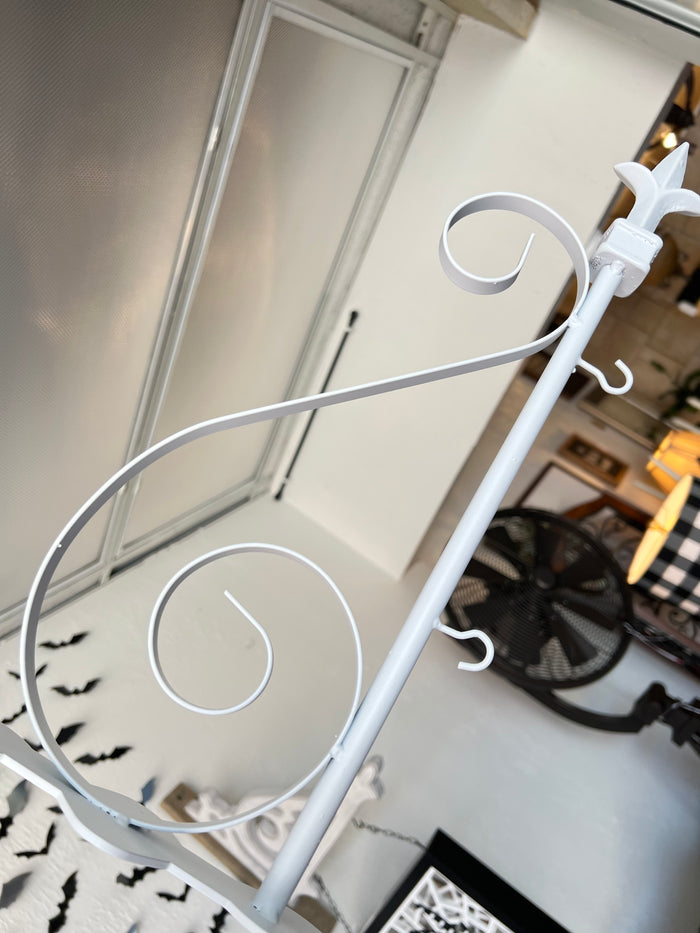 White Metal Arrow Holder