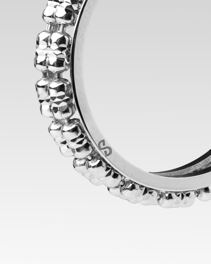 Dettaglio orecchini Infinity Round in argento rodiato
