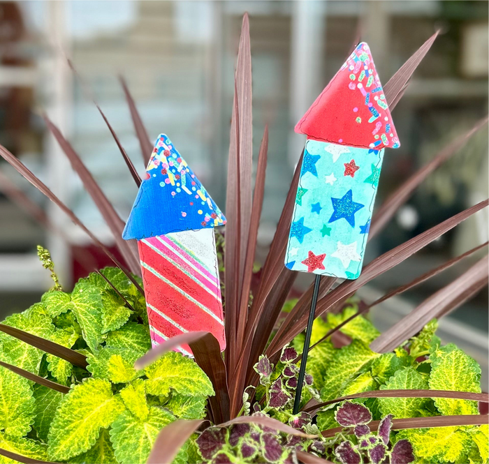 Set of 2 Sparkling Rockets Metal with stakes Stars & Stripes