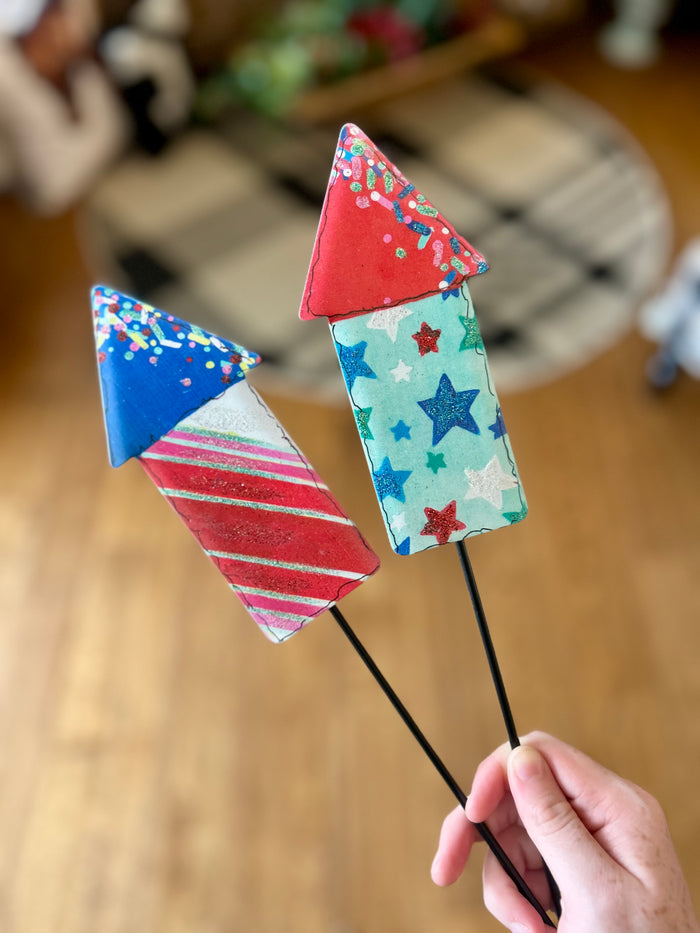 Set of 2 Sparkling Rockets Metal with stakes Stars & Stripes
